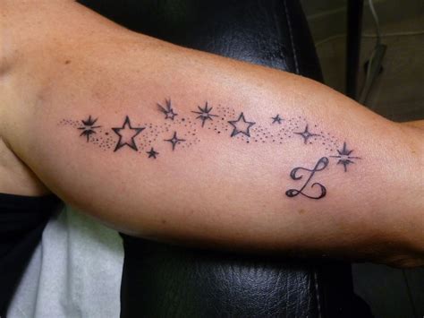 Tatouage initiale avec etoiles Modèles et Exemples