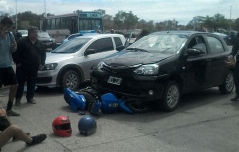 Motociclistas menores de edad impactan contra un automóvil