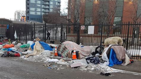 La police de Calgary démonte un campement de sans abri après des