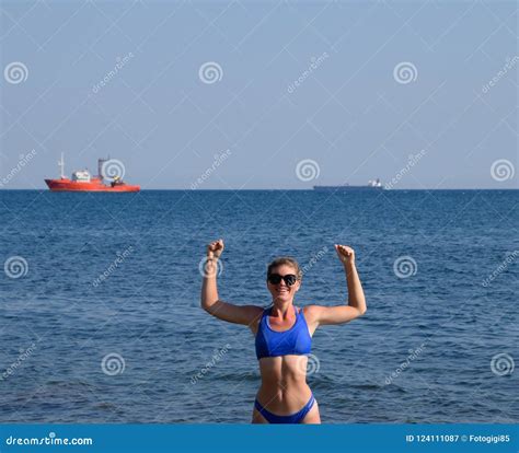 Una Muchacha Hermosa En Un Bikini Azul Camina El Embarcadero Al Mar