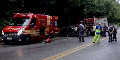 Casal Fica Ferido Ap S Capotar Carro Na Oswaldo Cruz Em Taubat Vale