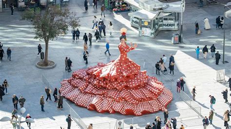 Aparece en el centro de Madrid una muñeca gigante Made in Andalucia