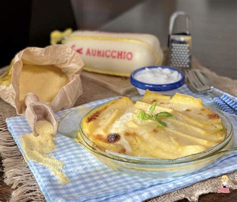 Polenta Al Forno Con Formaggio A Tavola Con Tea