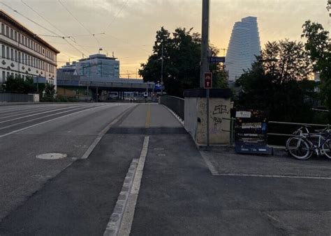 Birsfelden BL Kollision Zwischen Auto Und Fahrrad Fahrradlenkerin