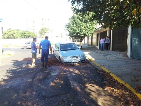 G Ve Culo Cai Em Buraco Aberto Por Vazamento De Gua Em Bauru