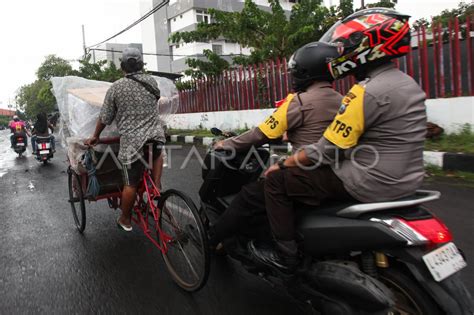 Distribusi Logistik Pemilu Ke Tps Di Surabaya Antara Foto