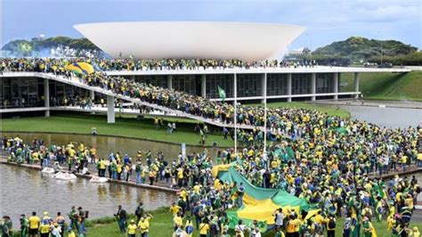 Aparat Brasil Tahan Orang Setelah Istana Kepresidenan Dan Gedung