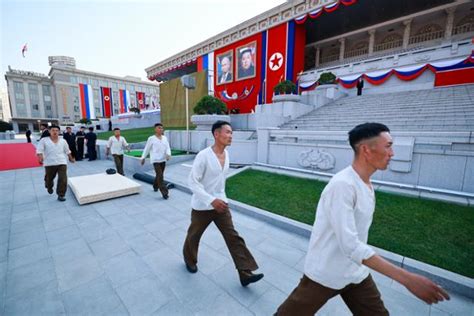 뿌찐 환영 깃발 나부낀 평양 김일성광장엔 푸틴 김정은 대형 사진 나란히 북러정상회담 한국일보