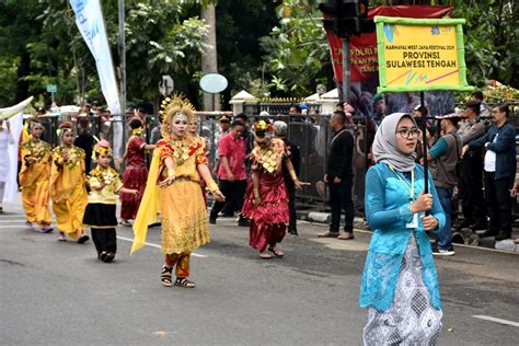 Foto Karnaval WJF Meriah Meski Sempat Diguyur Hujan