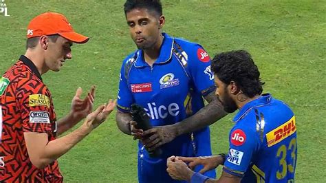 Pat Cummins Spotted Talking About His Finger Injury Shocks Hardik