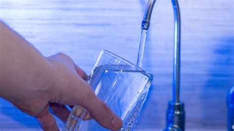 Cosa Rischi Se Bevi A Lungo Acqua Di Rubinetto Non Filtrata