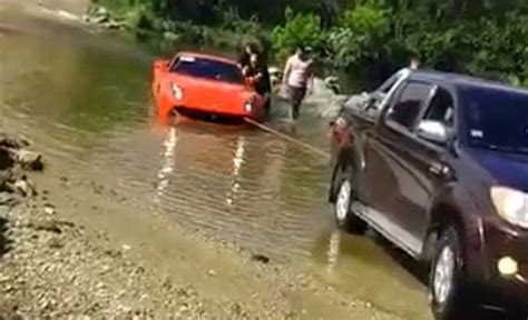 Atascó Su Ferrari De Un Millón De Dólares En Un Vado De Córdoba Y Tuvo