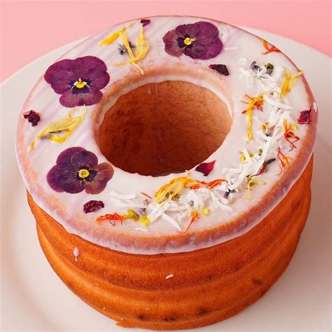 【贈り物に】お花のいちごバウムとドライフラワー・ミニスワッグのセット【食べられるお花のバウムクーヘン（gmgm） Cakejp