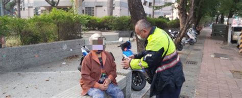 八旬婦迷途坐路旁 暖警協助載返家 藍雀新傳媒