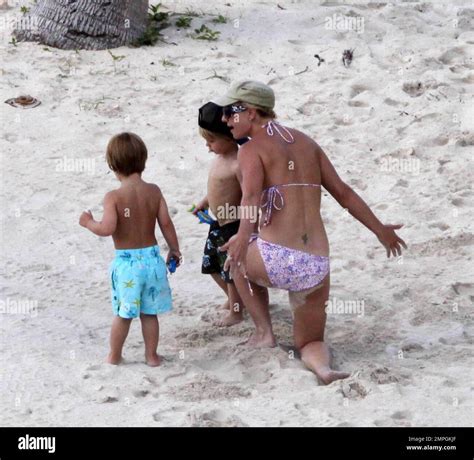 Exclusivo Popstar Britney Spears Se Ve En Gran Forma En La Playa Con