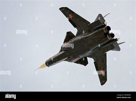 Sukhoi S-37 (Su-47) "Berkut" avance-barrió el test del ala avión ...