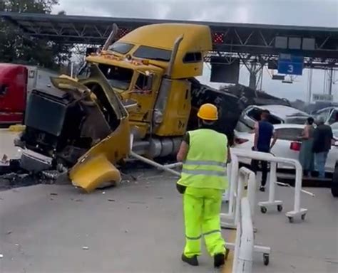 VIDEO Tráiler se impacta contra caseta de cobro y vehículos en Michoacán