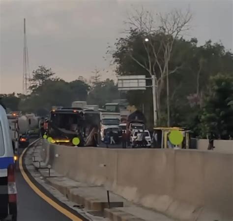 21 September 2023 Kecelakaan Di Tol Tembalang Libatkan 1 Bus Dan 2