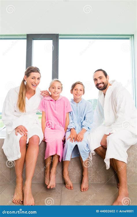 Famille S Asseyant Ensemble Sur La Baignoire Photo Stock Image Du