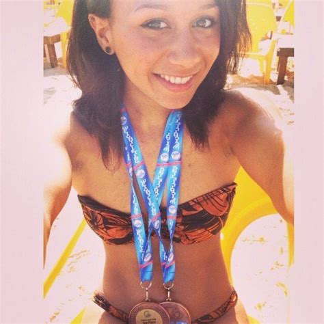 6 Hot Sexy Zoe Smith Bikini Pics