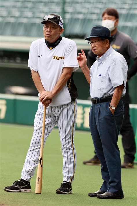 【阪神】岡田監督が85年日本一監督・吉田義男氏と談笑、現役時代は選手と監督の間柄 プロ野球写真ニュース 日刊スポーツ