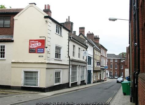 View East Along Bank Street Evelyn Simak Cc By Sa Geograph