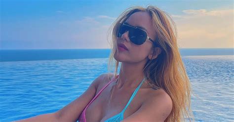 Vợ trung vệ nhập tịch Việt Nam diện bikini khoe đường cong bốc lửa