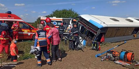 Un autobuz cu 21 de călători implicat într un ACCIDENT lângă Valea