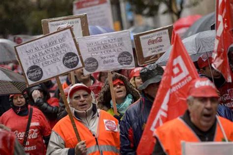 Funcionários da Coca Cola protestam em Madri contra o fechamento de fábrica