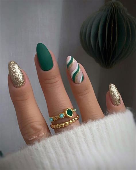 25 Green and Gold Christmas Nails to Help You Shine This Holiday Season ...