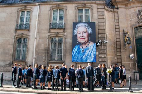 Signing The Book Of Condolence For Queen Elizabeth Ii British Embassy Sept 22 Flickr