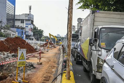 Pembangunan LRT Velodrome Manggarai ANTARA Foto