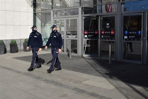 Krakowscy Policjanci Kontroluj Przestrzeganie Przepis W Sanitarnych W