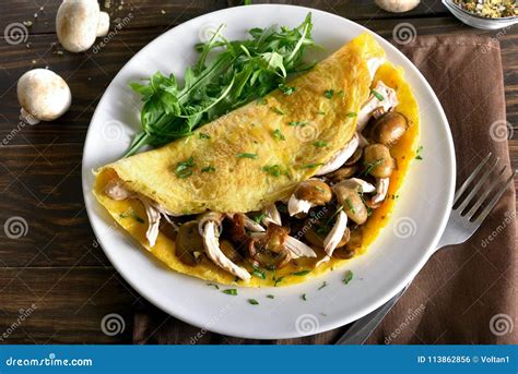 Tortilla Rellena Con Las Setas Pedazos De Carne Del Pollo Verdes Foto