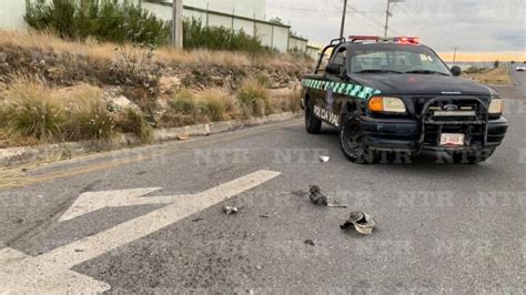 Choca camioneta contra barrera de contención frente a Batallón de