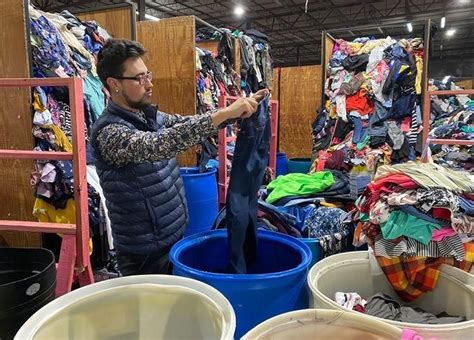 Qué es el reciclaje de ropa y la moda sostenible