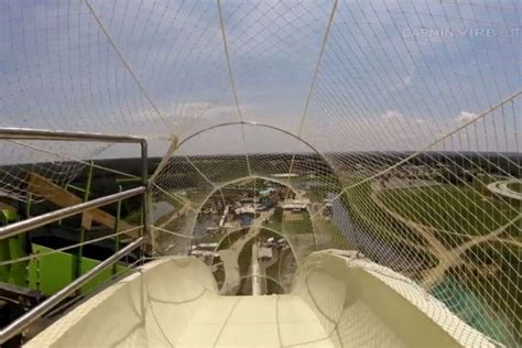 Descendez Le Plus Haut Toboggan Aquatique Du Monde