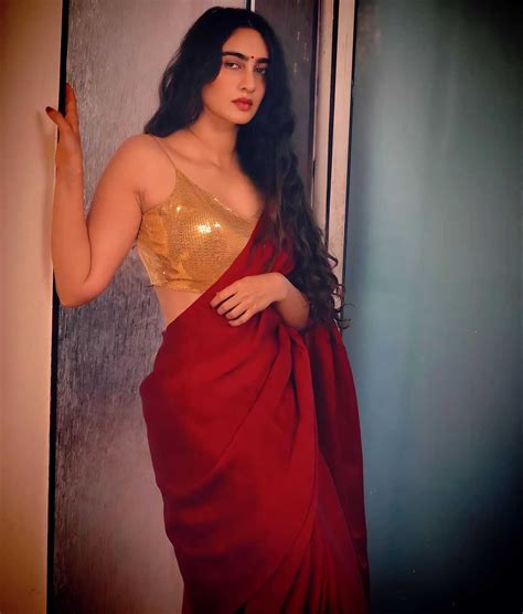 Megha Shukla Spicy Navel And Cleavage Exposed In Red Sleeveless Saree