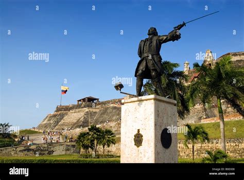 Estatua De Blas De Lezo En Frente Del Castillo De San Felipe De Barajas