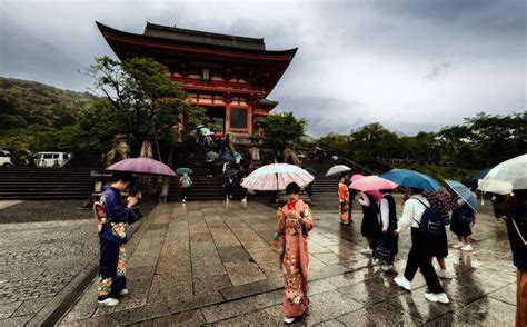 A Strategy for Tackling the Sights of Kyoto - A World of Flophouses