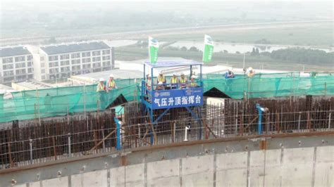 中国化学十四化建承建的lng低温储罐在盐城滨海升顶成功 新华网