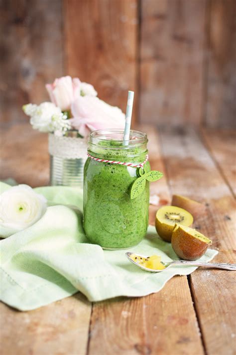 Green Smoothie Mit Spinat Kiwi Und Apfel Green Smoothie With Spinach