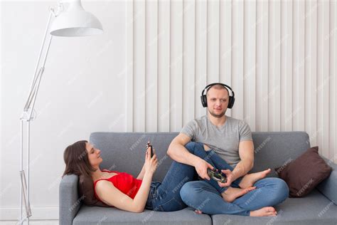 Free Photo Wife And Husband Playing Videogames Together At Home