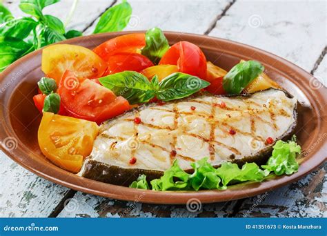 Verduras Asadas A La Parrilla Del Filete De Pescados Imagen De Archivo