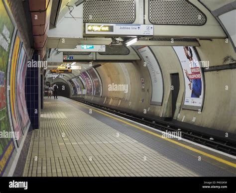 London Uk Circa June 2018 London Underground Tube Station Platform