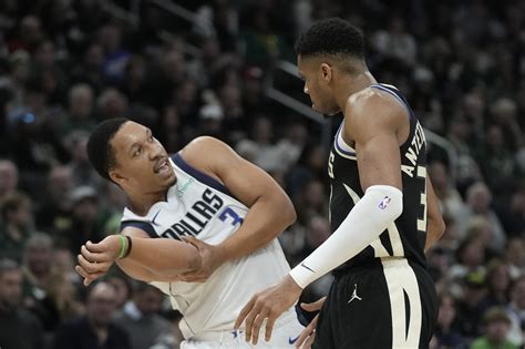 Nba Giannis Antetokounmpo Scores 40 Bucks Top Mavericks Inquirer Sports