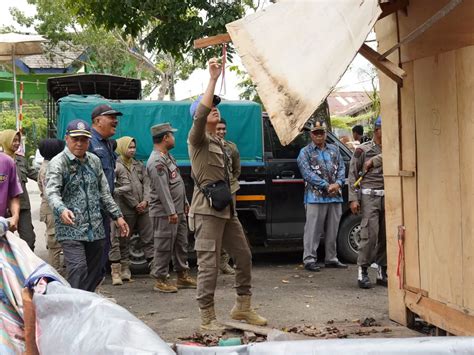 Satpol PP HST Bongkar Bangunan Milik Pedagang Di Pasar Keramat Ini