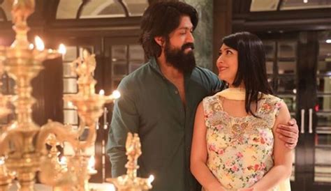 Kgf Star Yash S Romantic Dance With Wife Radhika Pandit On Ashiqui