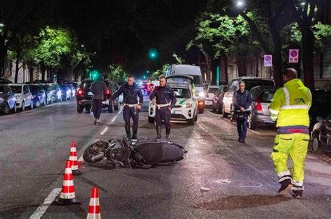 Milano Moto Contro Auto In Pieno Centro In Gravi Condizioni Il