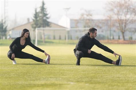 Jeune Couple Qui S étire Avant De Courir Dans La Zone Du Parc De La